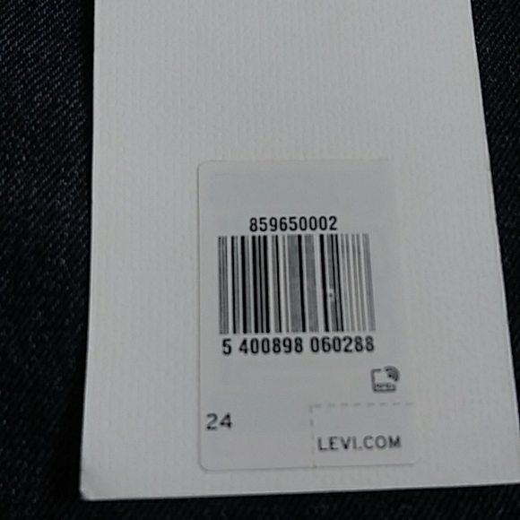 NWT. Levis 501 shorts. - Picture 7 of 17